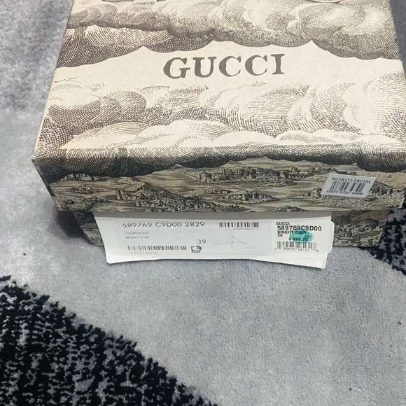 Gucci Bianca Pointed Toe Pumps. - Picture 15 of 16